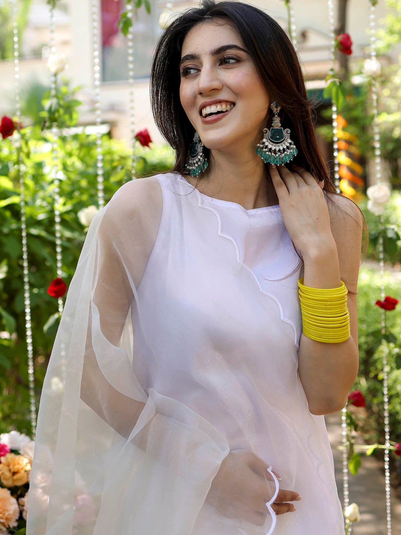 Women Off-White Embroidered Kurta Set main image 1